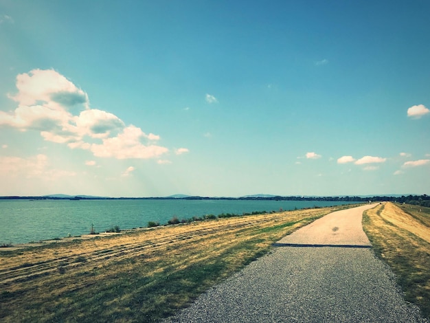 Photo road by sea against sky