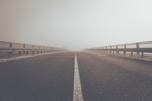 Photo a road in the morning mist