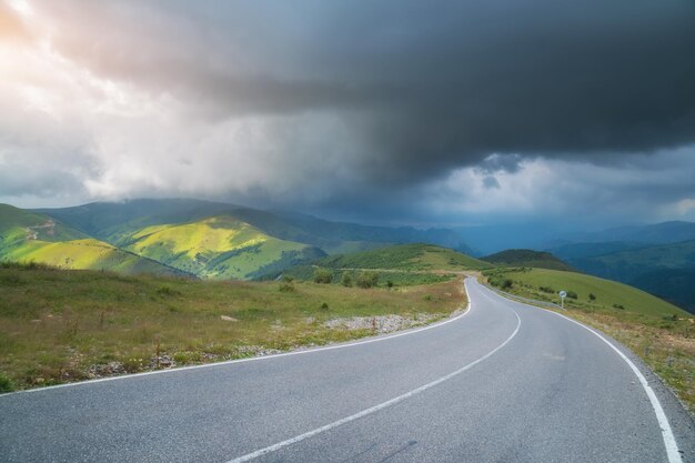 Photo road in mountain and deep rainy sky