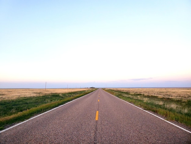 Photo road passing through landscape against clear sky