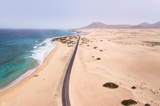 Photo a road runs along the beach in the desert