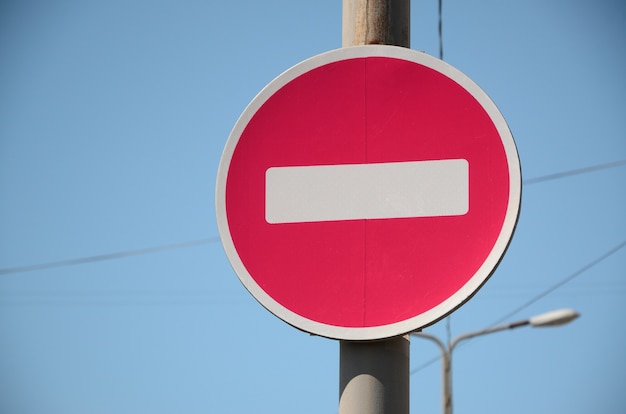 Road sign in the form of a circle