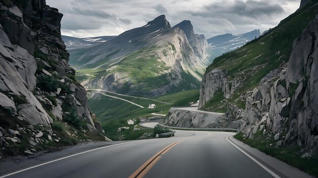 Photo a road with a car driving through it and a mountain in the background