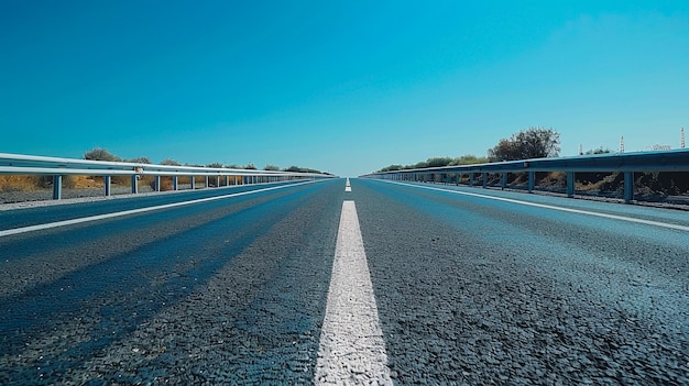 Photo a road with a white line on it and a blue sky in the background