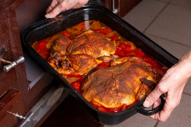 Photo roast grilled chicken breast with herbs and spices rustic style in a baking dish