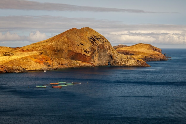 Photo rock formations in sea against sky