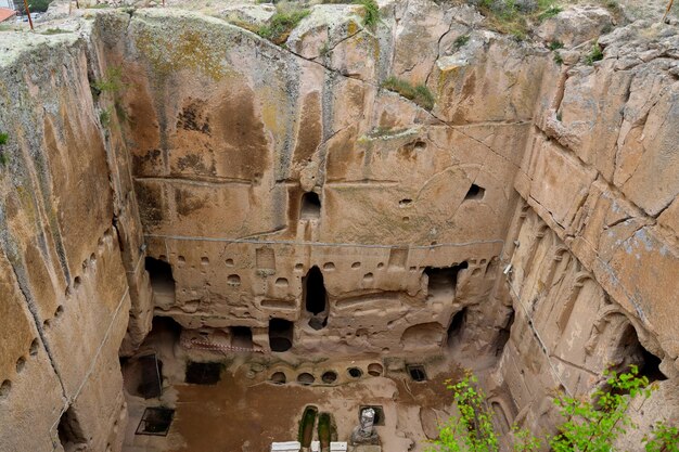 Photo the rockhewn monastery of gumusler turkey