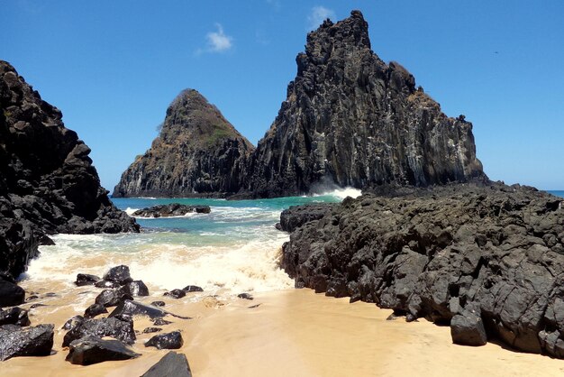 Photo rocks on beach against sky