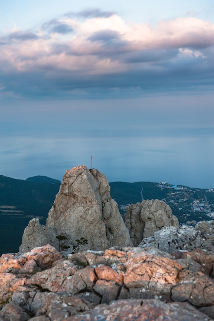 Photo rocks teeth above yalta - celebrity russia occupied crimea. ukrainians on the top of the cliff and cross ukrainian climbers pulled the bridge for the development of extreme tourism.