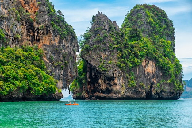 Photo rocky island on phra nang beach railay bay krabi thailand people kayaking between tropical cliffs