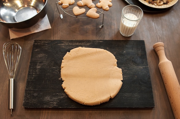 Photo roll out dough on black table top view