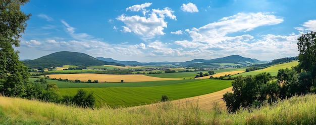 Photo rolling hills and farmland under a blue sky with white clouds