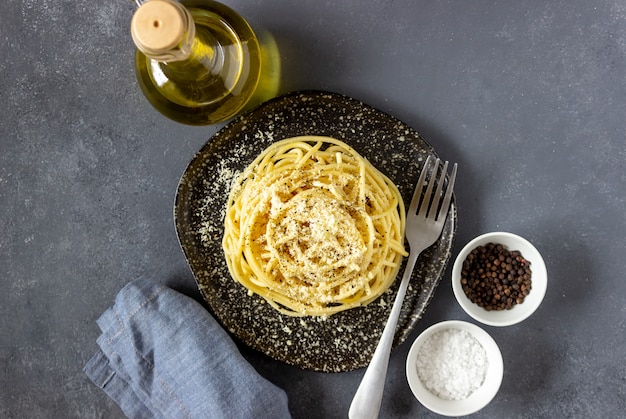 Roman pasta spaghetti with black pepper and cheese.