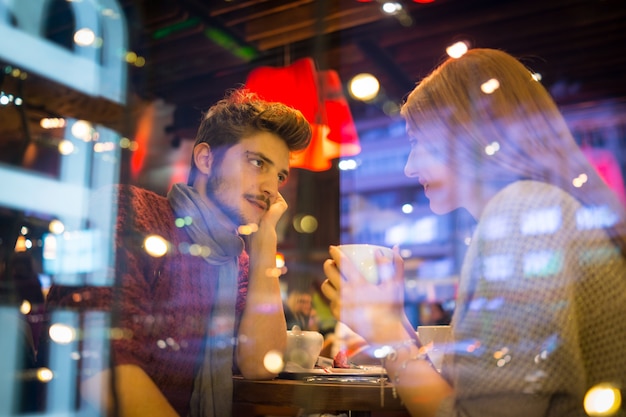 Photo romantic couple in city at night