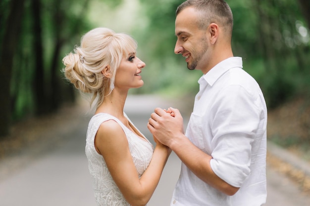 Photo romantic couple embracing in forest setting during daylight capturing love and affection