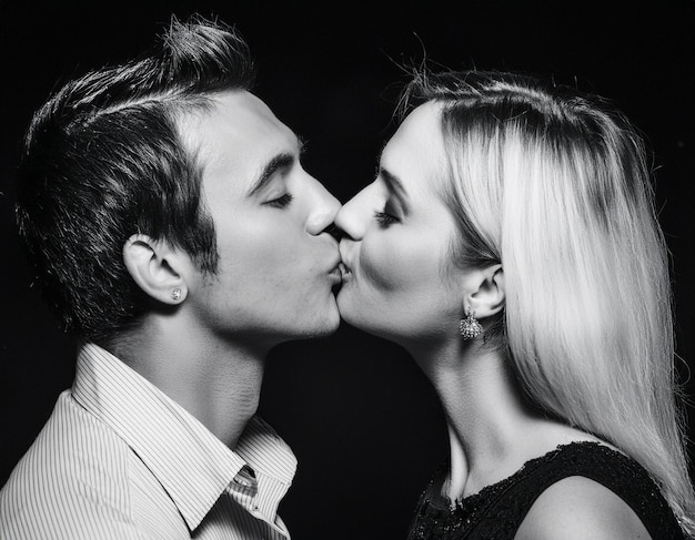 Photo romantic couple kissing in black and white film noir style monochromatic portrait