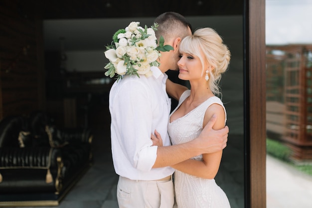 Photo romantic wedding couple embracing outdoors on their wedding day