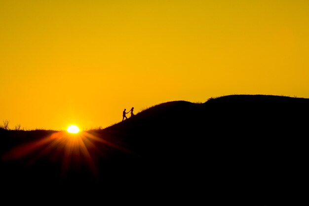 Photo romantic wedding couples kiss at sunset