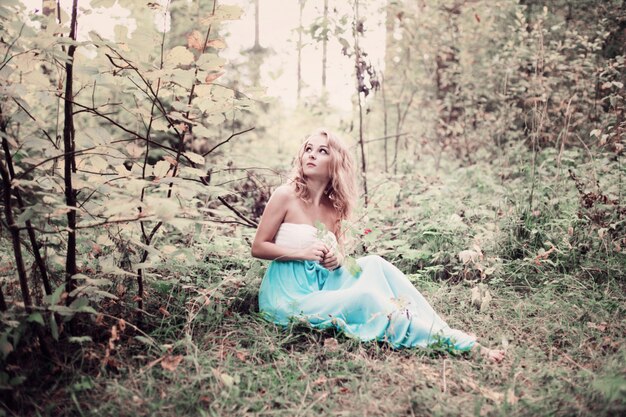 Photo romantic woman in fairy forest