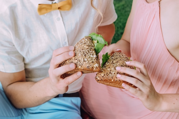 Photo romantic young couple on picnic lifestyle concept