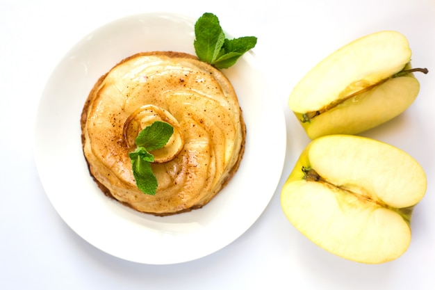 Round cake made from apples with mint leaves