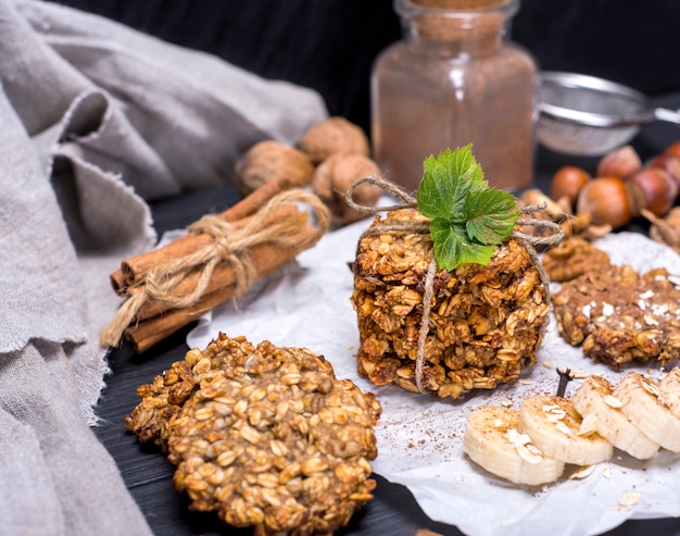 Round cookies made from oat flakes and bananas