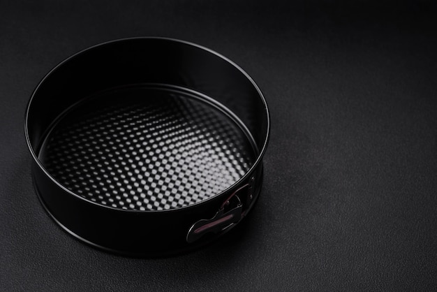 Round metal black detachable baking dish for baking