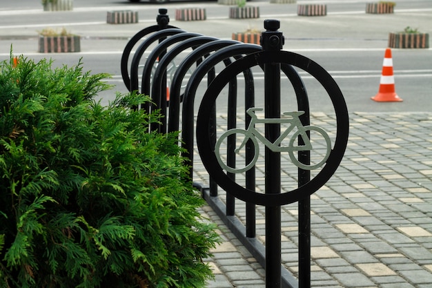 A round sign with a white Bicycle. Parking lot is empty