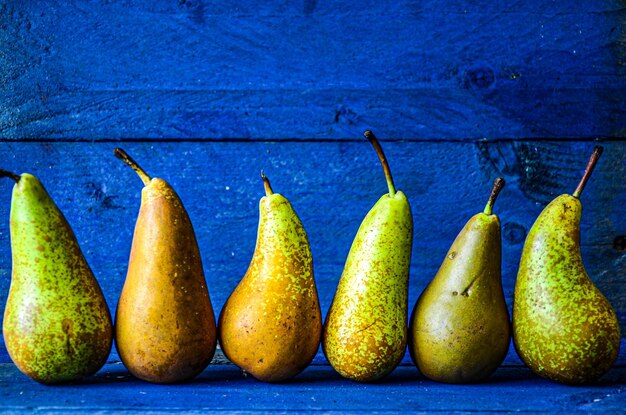 Photo a row of pears with one that has the number 3 on it