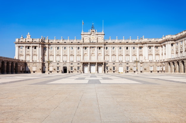 Photo the royal palace of madrid or palacio real de madrid is the official residence of the spanish royal family in madrid, spain