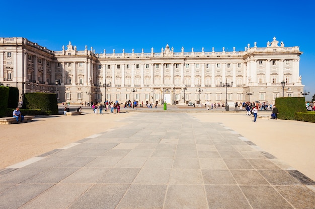 Photo the royal palace of madrid or palacio real de madrid is the official residence of the spanish royal family in madrid, spain