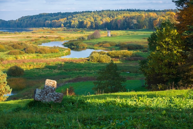 Photo rural landscape with views of the 
 windmill  river and fields. pushkin hills with savkina gorka. russia pskov region in early autumn