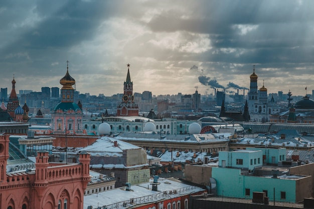 Photo russia, moscow cityscape. view from the roof of a house in the central part of the city.