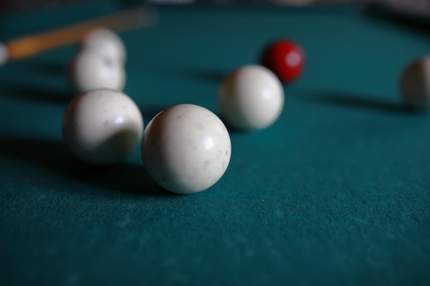 Photo russian billiard balls cue triangle chalk on a table green cloth copy space