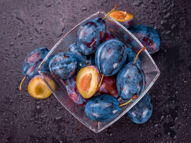 Photo rustic slate slab with plums selective focus