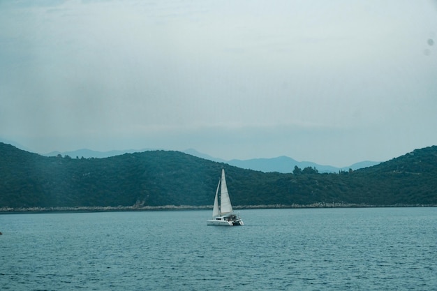 Photo sailboat sailing on sea against sky