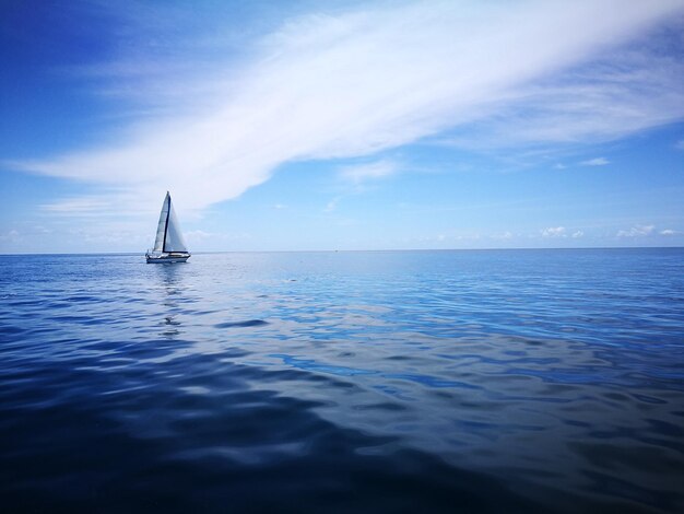 Photo sailboat sailing on sea against sky