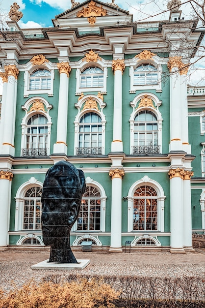 Photo saint petersburg, russia - november 05, 2019: winter palace and hermitage museum.  saint petersburg. russia.