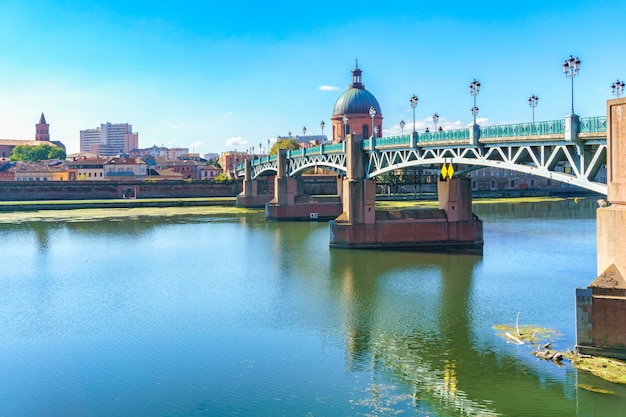 The Saint-Pierre bridge passes over the Garonne