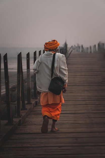 Photo saint walking on pontoon bridge