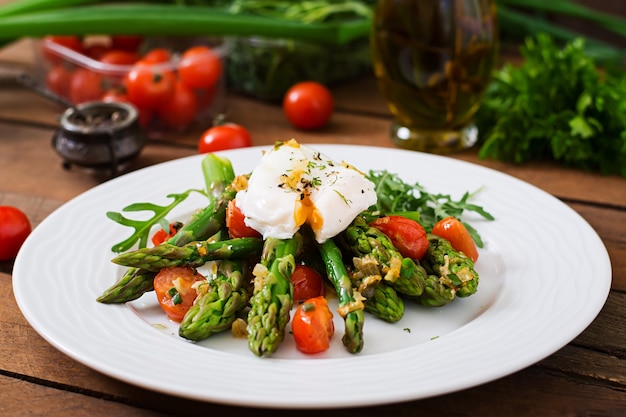 Salad of asparagus, tomatoes and poached egg