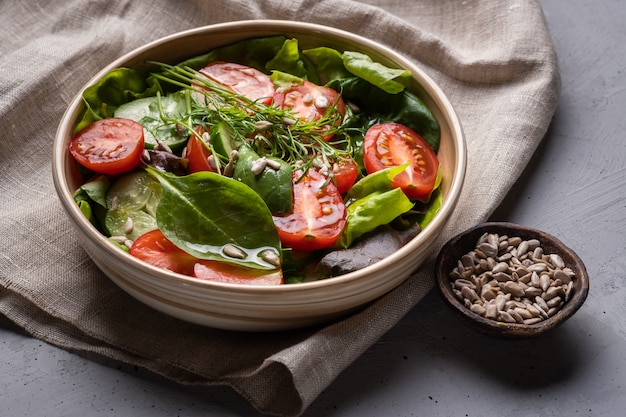 Salad of fresh tomato, spinach, fennel, lettuce