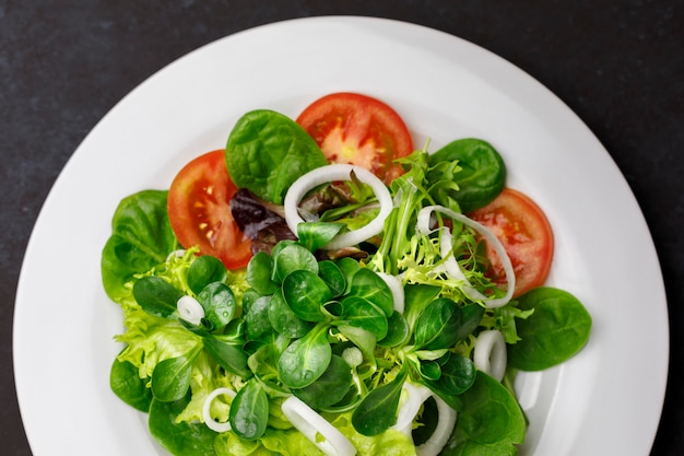 Salad of tomato, onion, lettuce, canon and chard