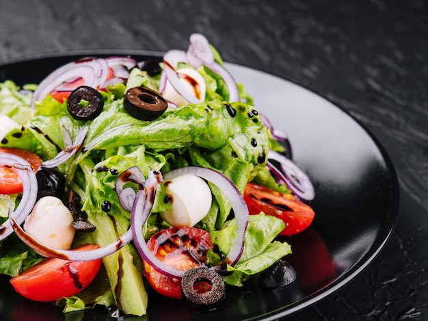 Salad with cherry tomatoes and mozzarella