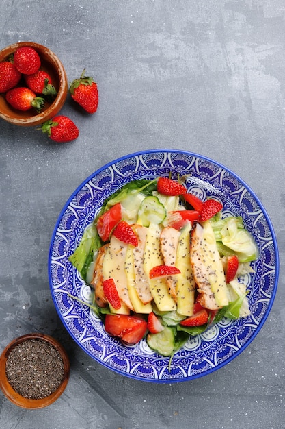 Salad with chicken and mango