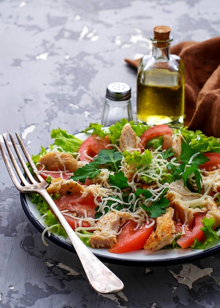 Salad with chicken, tomato and cheese