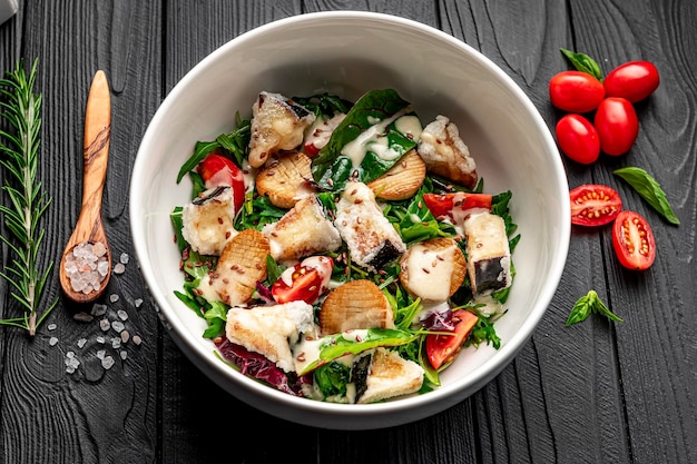 Salad with eggplant in batter and fried eringi mushrooms