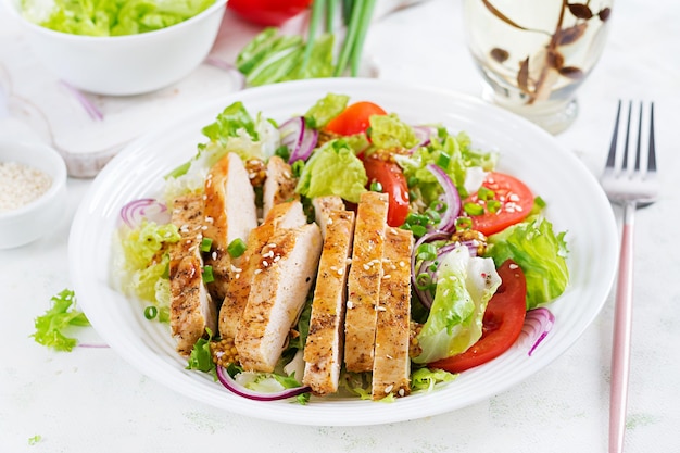 Salad with grilled chicken breast Fresh vegetable salad with chicken meat Healthy lunch menu Diet food