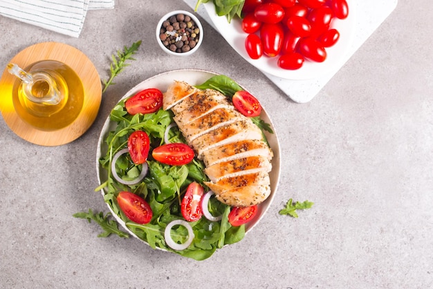 Salad with grilled chicken fillet meat, fresh vegetables, spinach, ruccola, red onion and tomato.