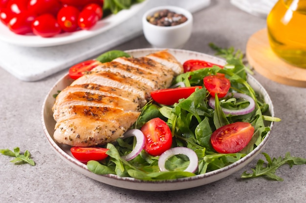 Salad with grilled chicken fillet meat, fresh vegetables, spinach, ruccola, red onion and tomato.